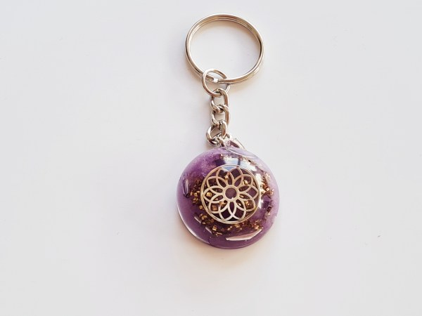 porte clé orgonite rond violet graine de vie